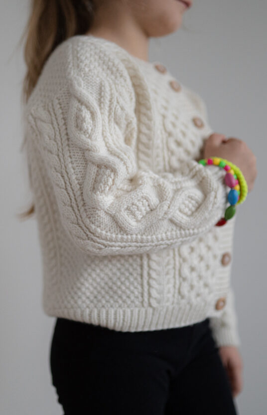 Barnestrikk cardigan med fletter