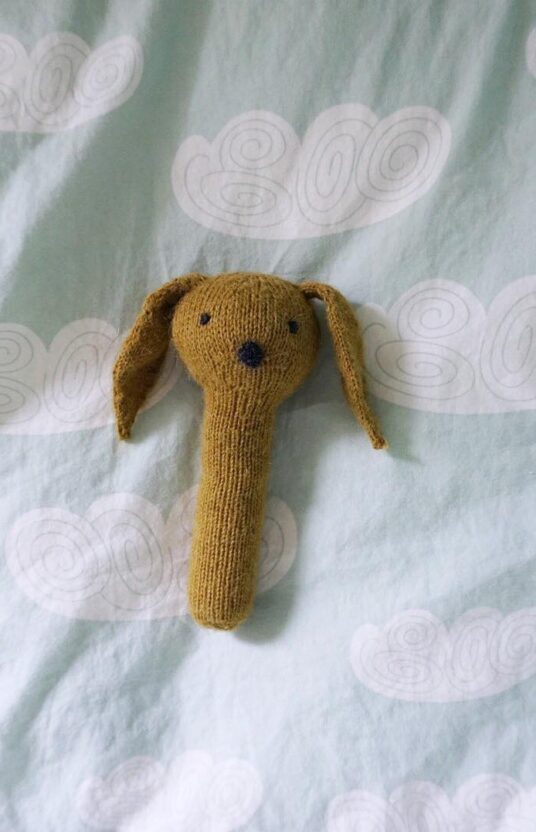 Cute and fun knit for newborns and babies. Perfect soft toy friend. Wonderful as a gift or for your little one.   You need polyester stuffing, under one ball of yarn (about 30 grs) and a rattle soundmaker (available online and in hobby shops). 