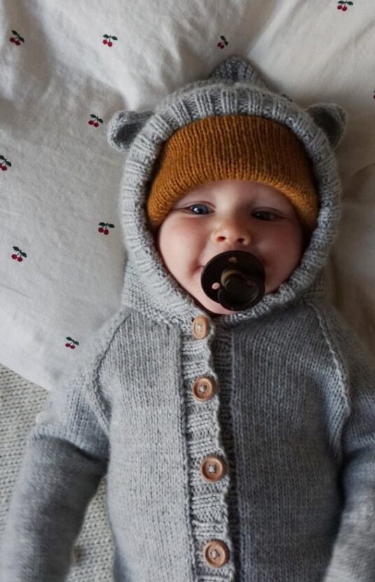 heldress baby strikkeoppskrift