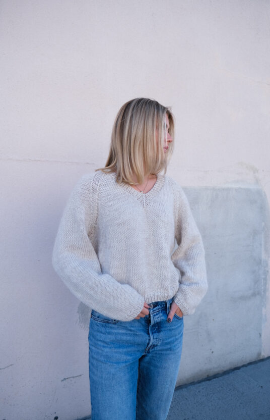 strikkeoppskrift basic genser med v-hals i ull dame mønster genser hip wool