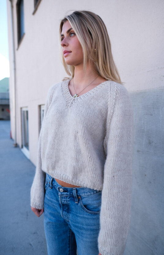 strikkeoppskrift basic genser med v-hals i ull dame mønster genser hip wool